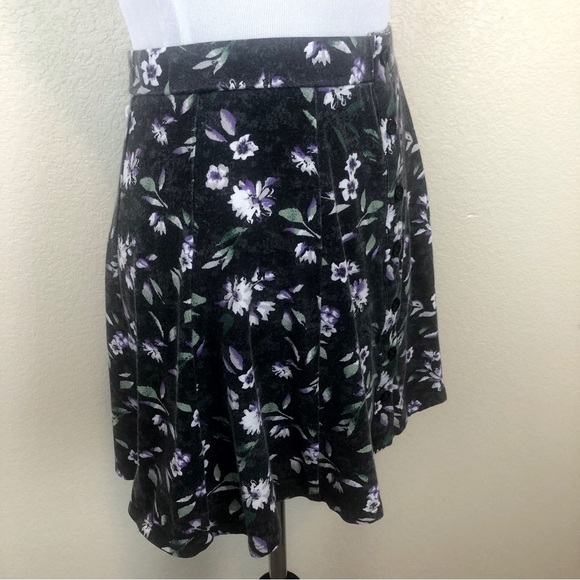 SOLD American Eagle Black Floral Circle Skater Skirt - Picture 4 of 9